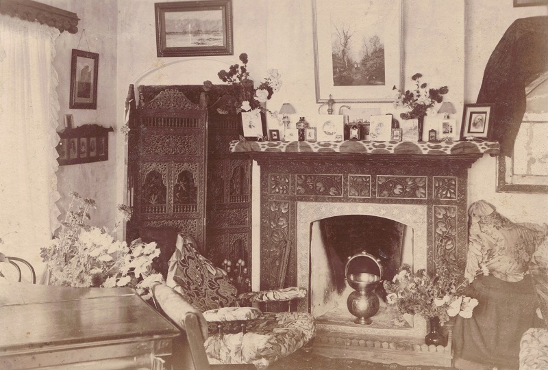 Cecil Bartons house at Srinagar Jan 1901 drawing room.jpg