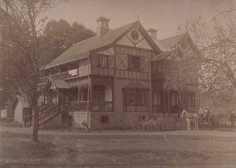 Cecil Bartons house in Srinagar Jan 1901 Cecil and Esther in ponytrap.jpg